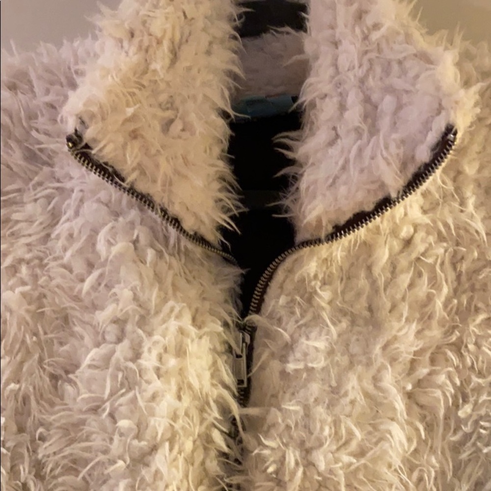 Super soft faux fur zip up vest - Picture 2 of 4